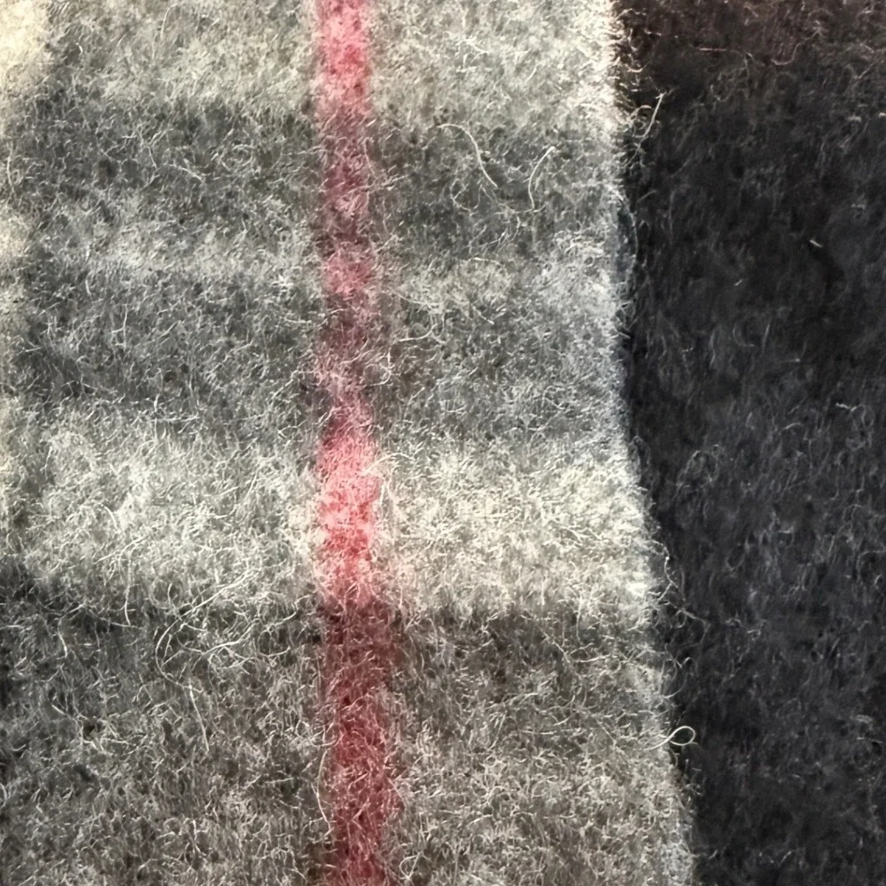 Target 100% Cashmere Scarf Grey Red Plaid Fringe RN 17730 VN 1120400